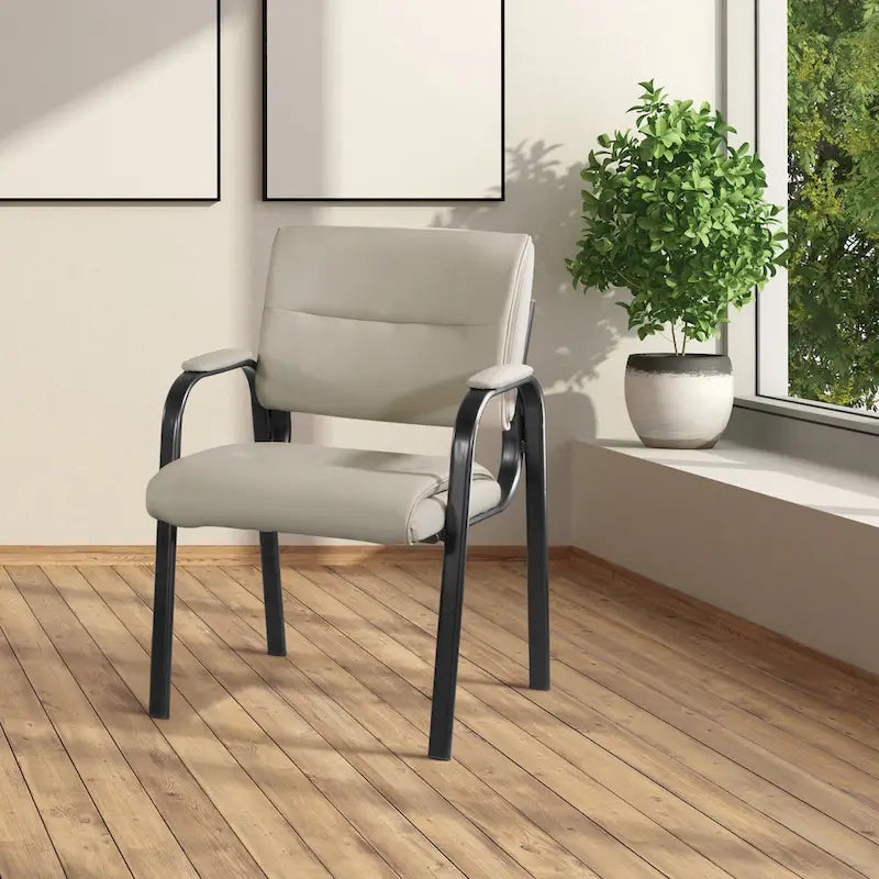 Chaise visiteur en similicuir et cadre finition noire